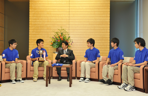 安倍总理在总理大臣官邸接受了亚广联（ABU）亚太地区机器人大赛日本代表队的拜会。