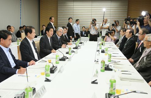 安倍总理在总理大臣官邸召开了第十一次教育再生实行会议。