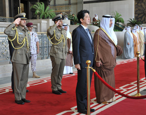 安倍总理访问了科威特国。