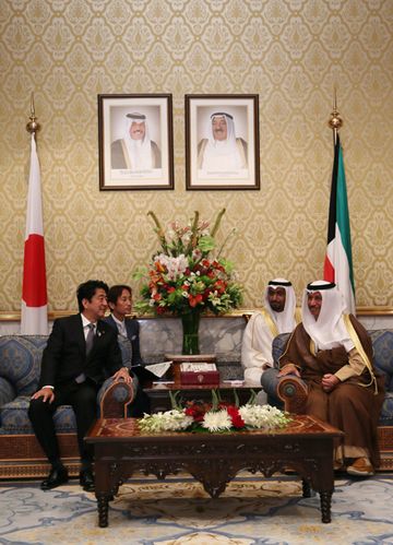 安倍总理访问了科威特国。