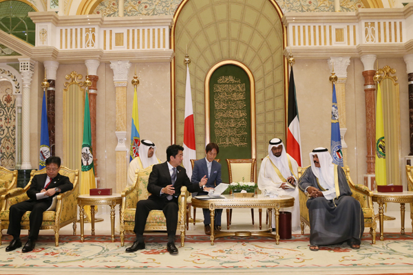 安倍总理访问了科威特国。