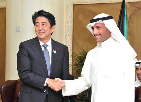 安倍总理访问了科威特国。