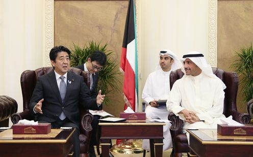 安倍总理访问了科威特国。