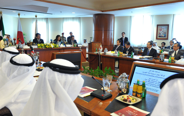 安倍总理访问了科威特国。