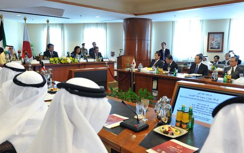 安倍总理访问了科威特国。