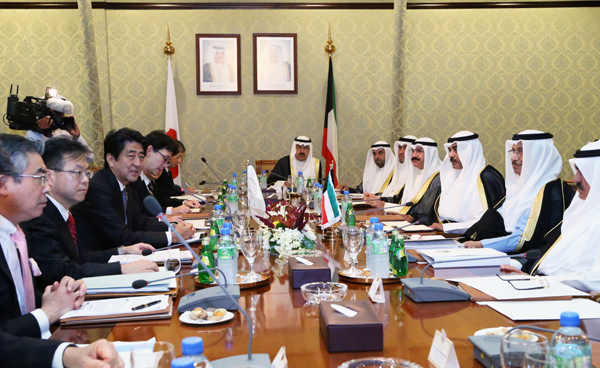 安倍总理访问了科威特国。