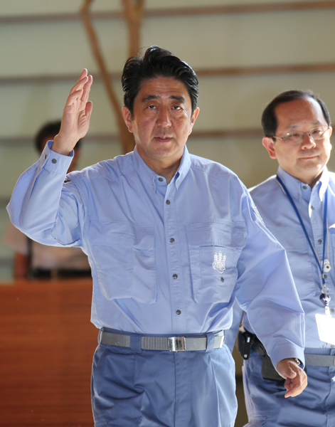 在以安倍总理为首的全体阁僚参与之下,举行了2013年度综合防灾训练。