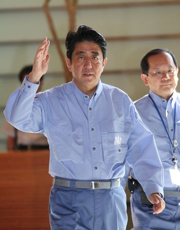 在以安倍总理为首的全体阁僚参与之下,举行了2013年度综合防灾训练。