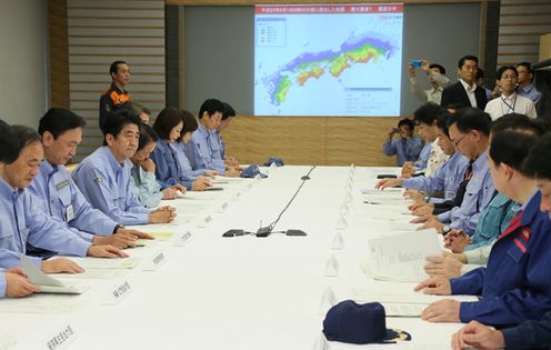 在以安倍总理为首的全体阁僚参与之下,举行了2013年度综合防灾训练。