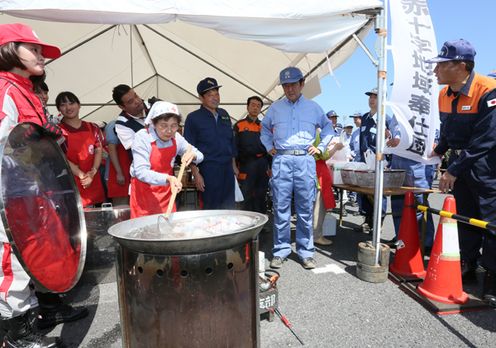 在以安倍总理为首的全体阁僚参与之下,举行了2013年度综合防灾训练。