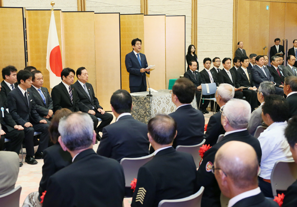 安倍总理出席了在总理大臣官邸举行的“2013年防灾功劳者内阁总理大臣表彰仪式”。