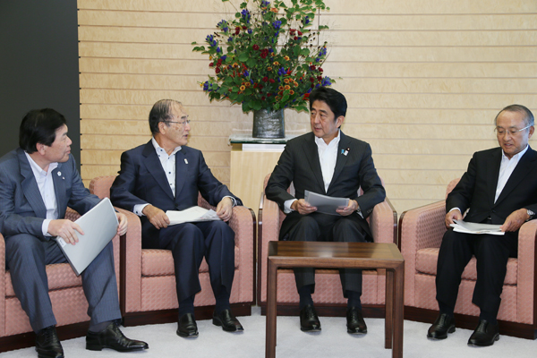 安倍总理在总理大臣官邸接受了日巴战略经济伙伴关系知名人士小组成员的拜会。