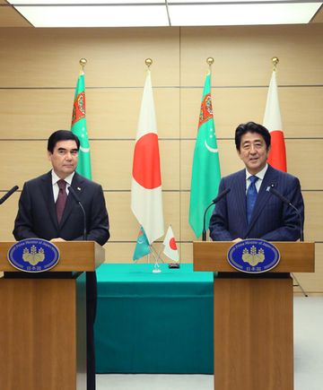安倍总理在总理大臣官邸与土库曼斯坦总统古尔班古力•别尔德穆哈梅多夫举行了会谈。