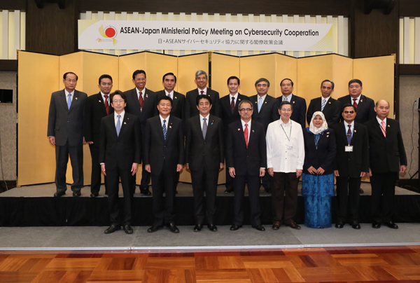 安倍总理出席了在东京都内召开的“关于日本与东盟网络安全合作的阁僚政策会议”。