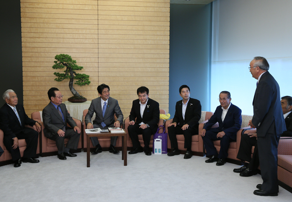 安倍总理在总理大臣官邸接受了有关申办世界盆景大会的日本盆景协会等的拜会。