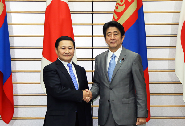 安倍总理在总理大臣官邸与蒙古国总理诺罗布・阿勒坦呼亚格举行了会谈。
