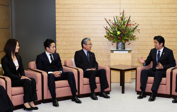安倍总理在总理大臣官邸接受了2020年东京奥运会及残奥会申办委员会理事长竹田恒和、奥运会选手、残奥会选手的拜会。