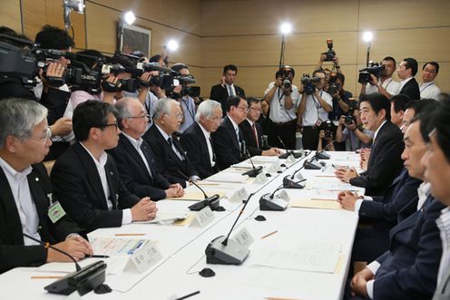 安倍总理在总理大臣官邸出席了第一次“为实现经济良性循环的‘政劳使’三方会议”。