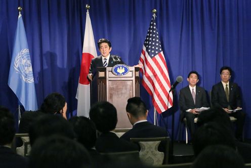 正在访问美国的安倍总理举行了国内外记者招待会。