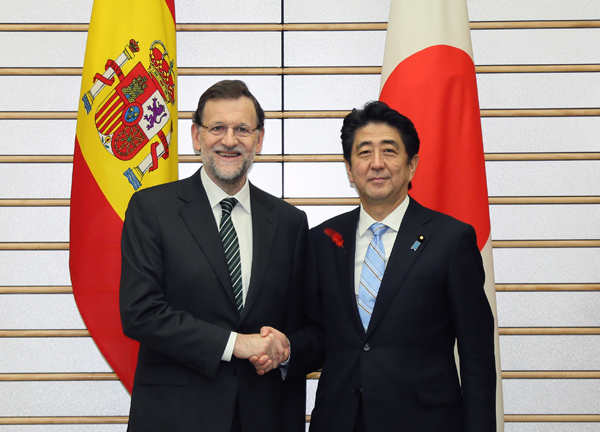 安倍总理在总理大臣官邸与西班牙首相马里亚诺•拉霍伊•布雷举行了会谈。
