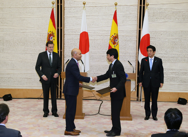 安倍总理在总理大臣官邸与西班牙首相马里亚诺•拉霍伊•布雷举行了会谈。