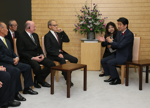 安倍总理接受了冲绳科学技术大学院大学理事会的拜会。