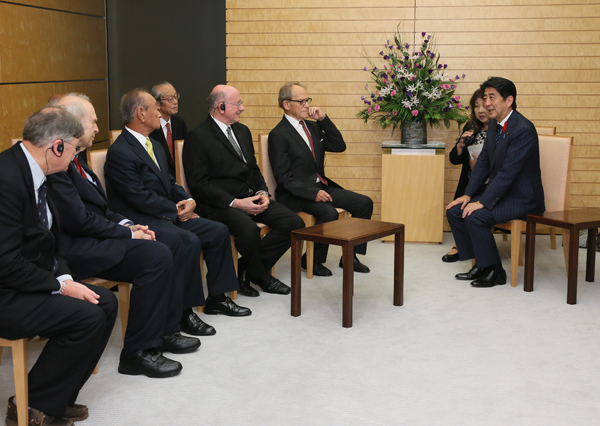 安倍总理接受了冲绳科学技术大学院大学理事会的拜会。