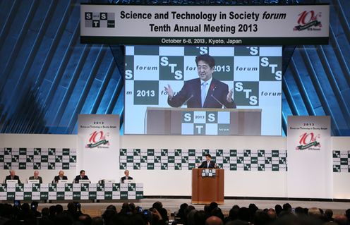 安倍总理出席了在京都市内举行的“关于科学技术与人类未来的国际论坛（STS论坛）”2013年度年会。