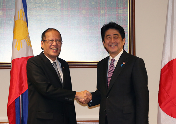 安倍总理出席了在文莱达鲁萨兰国的斯里巴加湾市召开的日本与东南亚国家联盟（ASEAN）首脑会议。