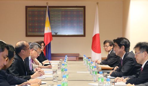 安倍总理出席了在文莱达鲁萨兰国的斯里巴加湾市召开的日本与东南亚国家联盟(ASEAN)首脑会议。