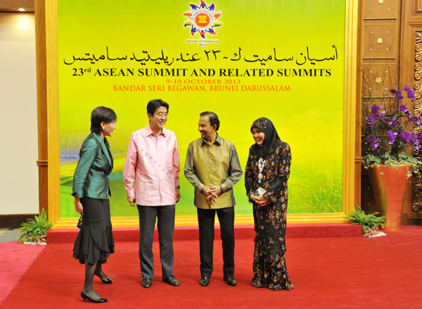 安倍总理出席了在文莱达鲁萨兰国的斯里巴加湾市召开的日本与东南亚国家联盟(ASEAN)首脑会议。