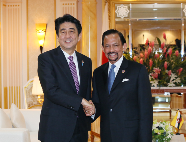 安倍总理出席了在文莱达鲁萨兰国的斯里巴加湾市召开的日本与东南亚国家联盟(ASEAN)首脑会议。