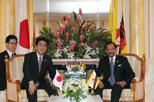 安倍总理出席了在文莱达鲁萨兰国的斯里巴加湾市召开的日本与东南亚国家联盟(ASEAN)首脑会议。