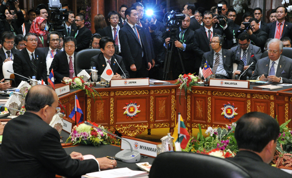 安倍总理出席了在文莱达鲁萨兰国的斯里巴加湾市召开的日本与东南亚国家联盟（ASEAN）首脑会议。