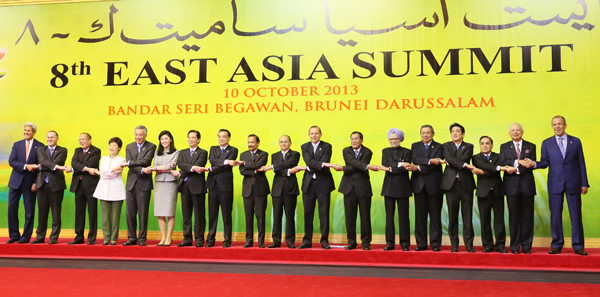 安倍总理出席了在文莱达鲁萨兰国的斯里巴加湾市召开的东盟与中日韩（ASEAN＋3）首脑会议、东亚首脑会议。