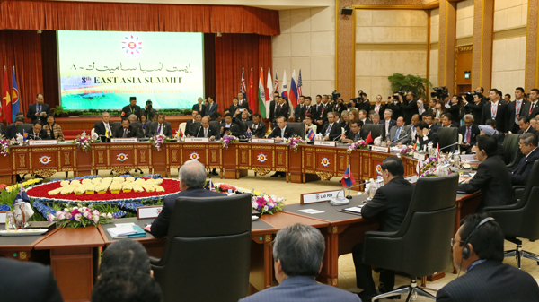 安倍总理出席了在文莱达鲁萨兰国的斯里巴加湾市召开的东盟与中日韩（ASEAN＋3）首脑会议、东亚首脑会议。