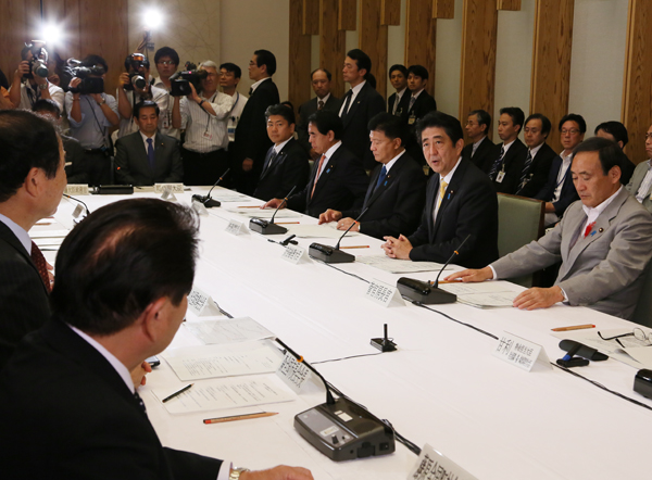 安倍总理在总理大臣官邸出席了2013年度第二次“中央与地方协商会议”。