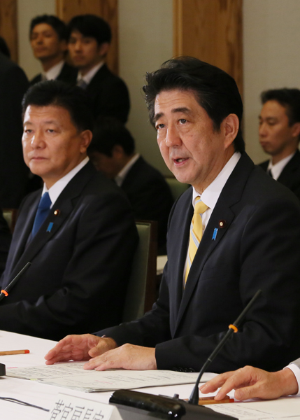 安倍总理在总理大臣官邸出席了2013年度第二次“中央与地方协商会议”。