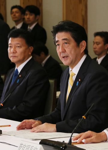 安倍总理在总理大臣官邸出席了2013年度第二次“中央与地方协商会议”。