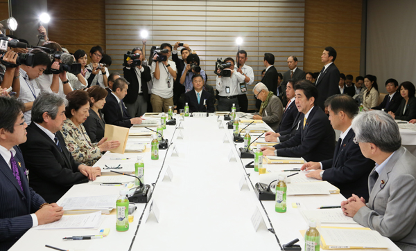 安倍总理在总理大臣官邸召开了第十三次教育再生实行会议。