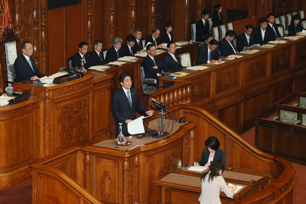 安倍总理在众议院和参议院的全体会议上发表了施政方针演说。