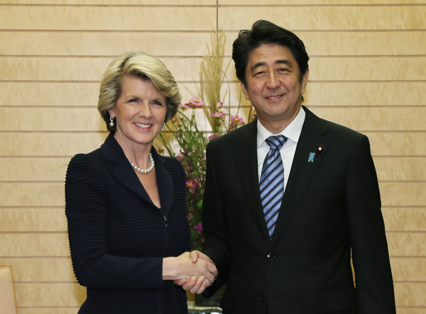 安倍总理在总理大臣官邸接受了澳大利亚联邦外交部长茱莉•毕晓普的拜会。
