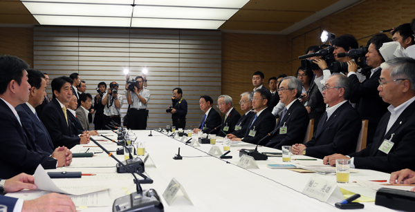 安倍总理在总理大臣官邸出席了第二次“为实现经济良性循环的‘政劳使’三方会议”。