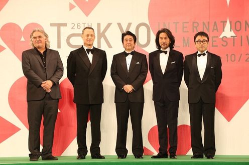 安倍总理出席了在东京都内举行的第26届东京国际电影节开幕式。
