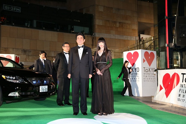 安倍总理出席了在东京都内举行的第26届东京国际电影节开幕式。