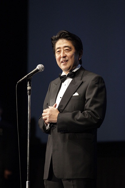 安倍总理出席了在东京都内举行的第26届东京国际电影节开幕式。