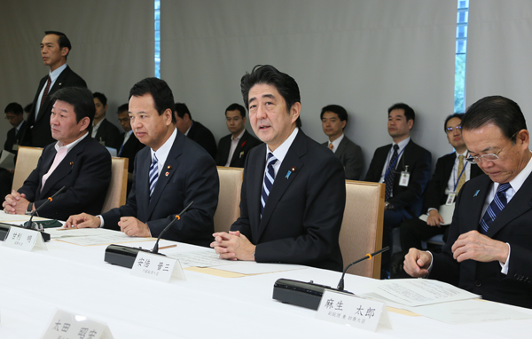 安倍总理在总理大臣官邸召开了第十次日本经济再生本部会议。