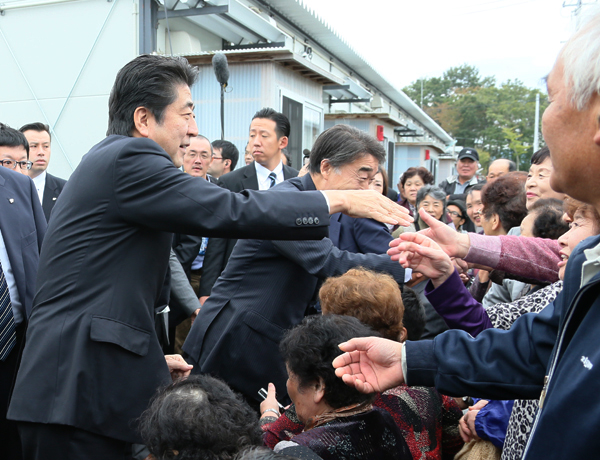 安倍总理为了把握东日本大地震灾害的复兴情况，访问了福岛县。