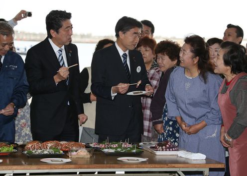 安倍总理为了把握东日本大地震灾害的复兴情况,访问了福岛县。
