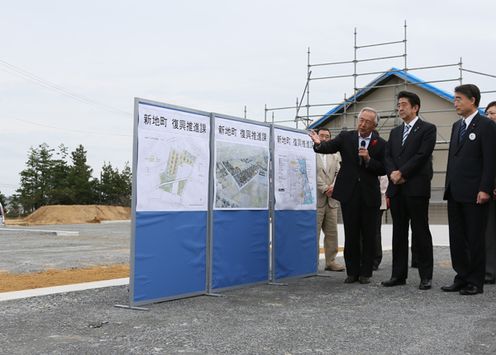 安倍总理为了把握东日本大地震灾害的复兴情况，访问了福岛县。